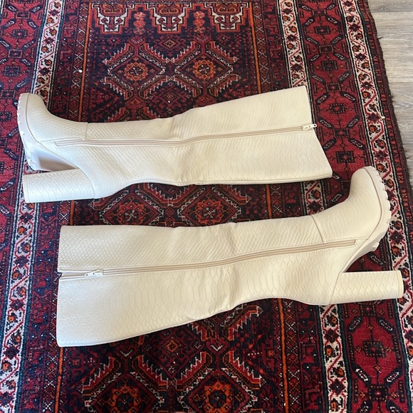 White high heel boots - Picture 2 of 4